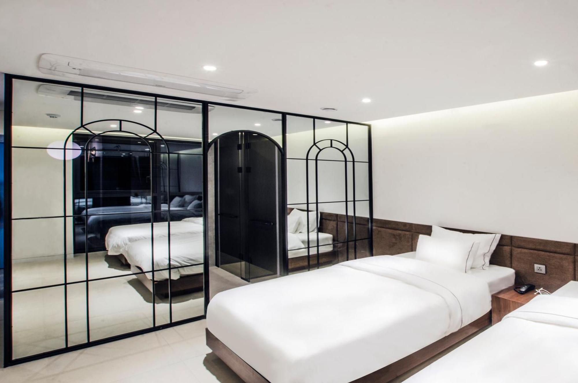 Hotel The Castle Jamsil#1 Сеул Екстер'єр фото